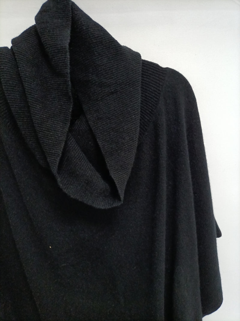 OTRAS. Poncho negro de lana T.u