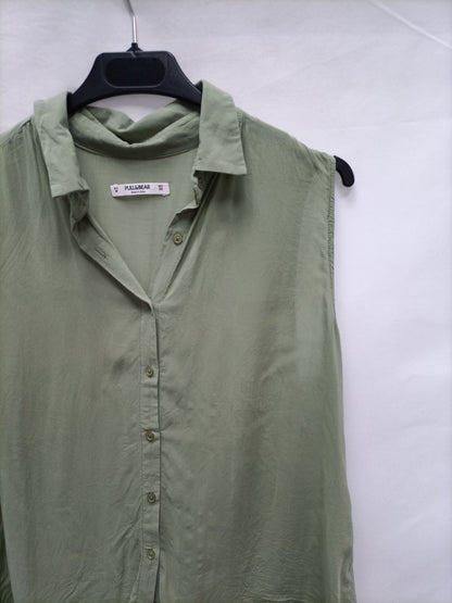 PULL&amp;BEAR. Fluid green blouseT.m