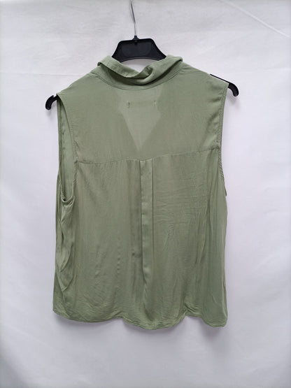 PULL&amp;BEAR. Fluid green blouseT.m