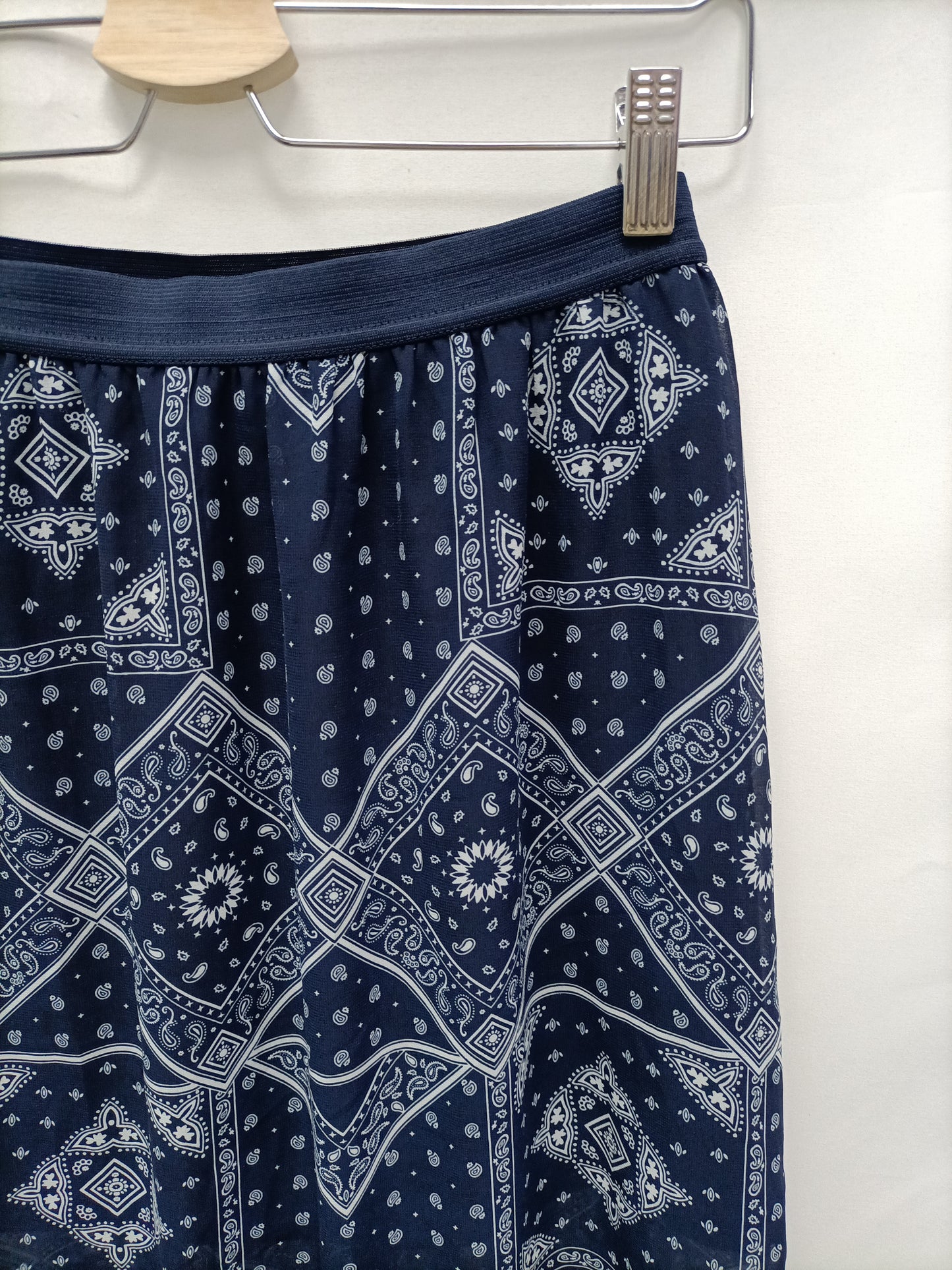 H&M. Falda azul amebas T.38