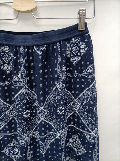 H&M. Falda azul amebas T.38
