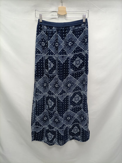 H&M. Falda azul amebas T.38