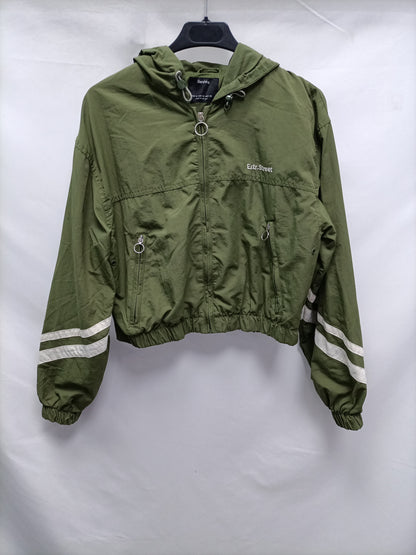 BERSHKA. Cazadoras verde rayas T.m