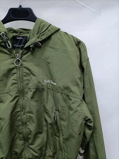 BERSHKA. Cazadoras verde rayas T.m