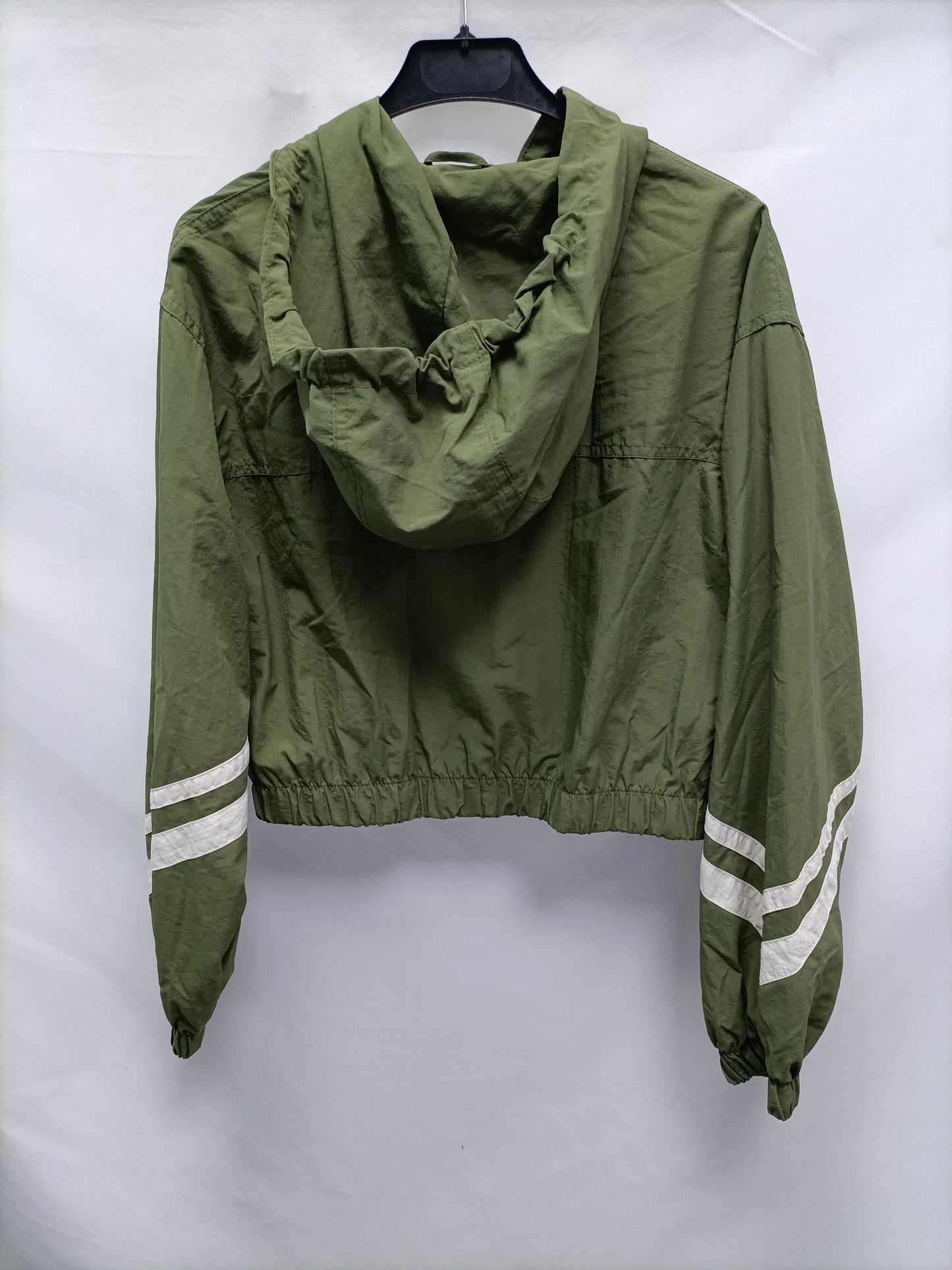 BERSHKA. Cazadoras verde rayas T.m