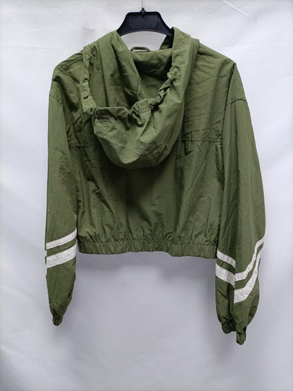 BERSHKA. Cazadoras verde rayas T.m