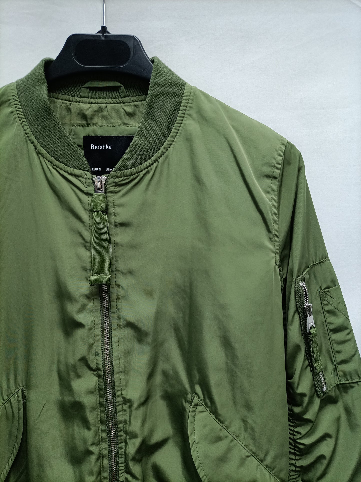 BERSHKA. Bomber verde cremallera T.s