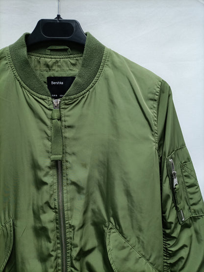 BERSHKA. Bomber verde cremallera T.s