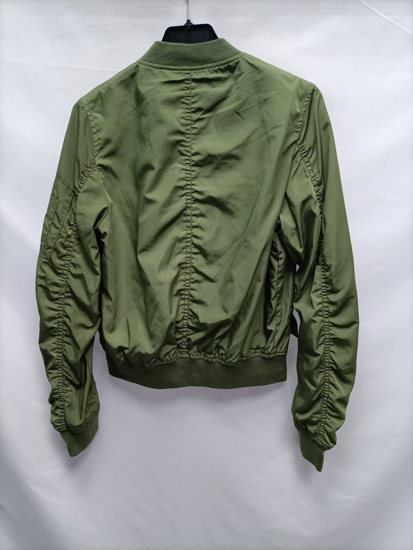 BERSHKA. Bomber verde cremallera T.s