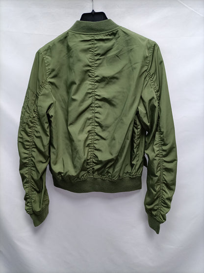BERSHKA. Bomber verde cremallera T.s