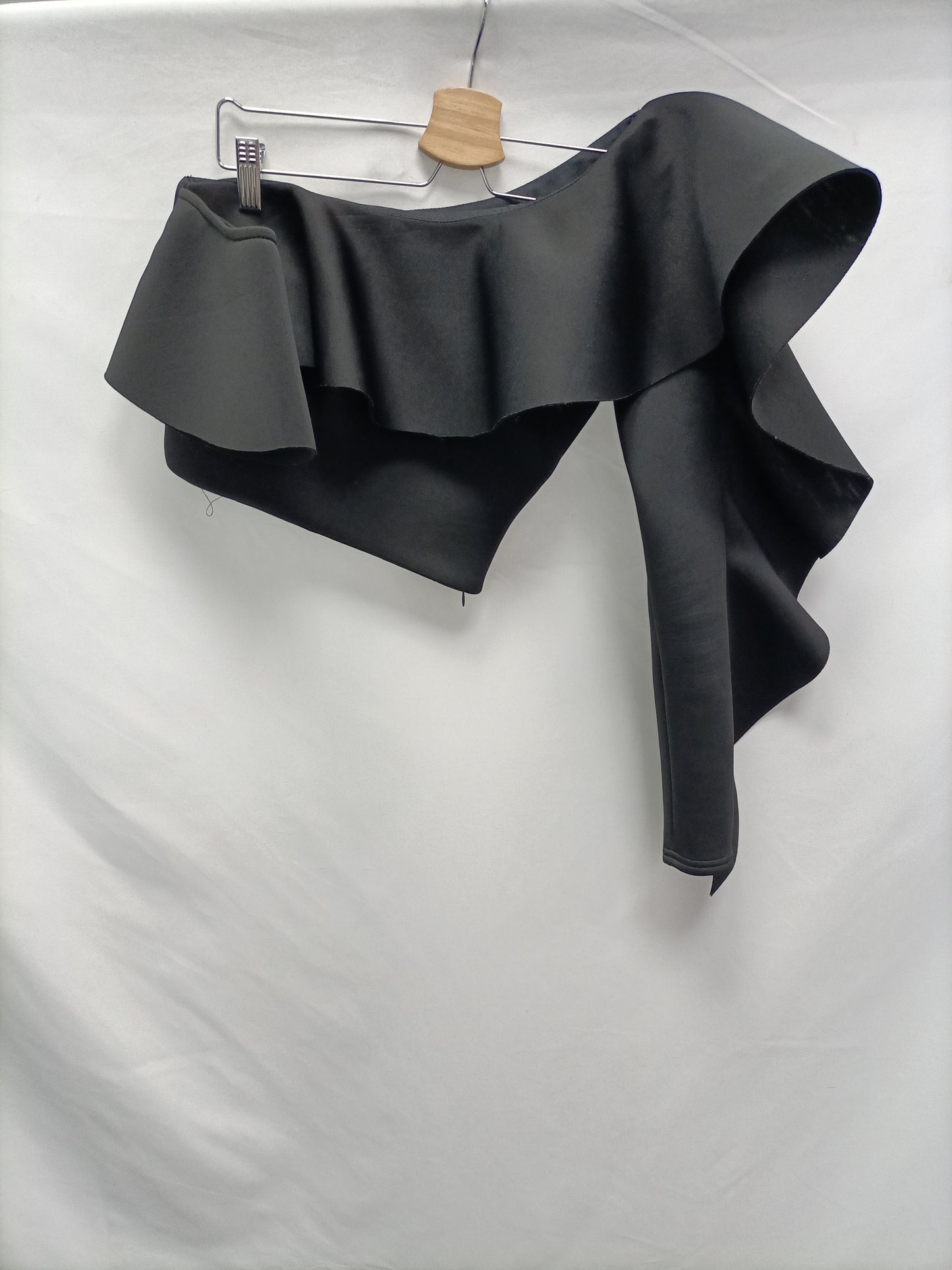 TRUE VIOLET. Top negro asimétrico T.m/l