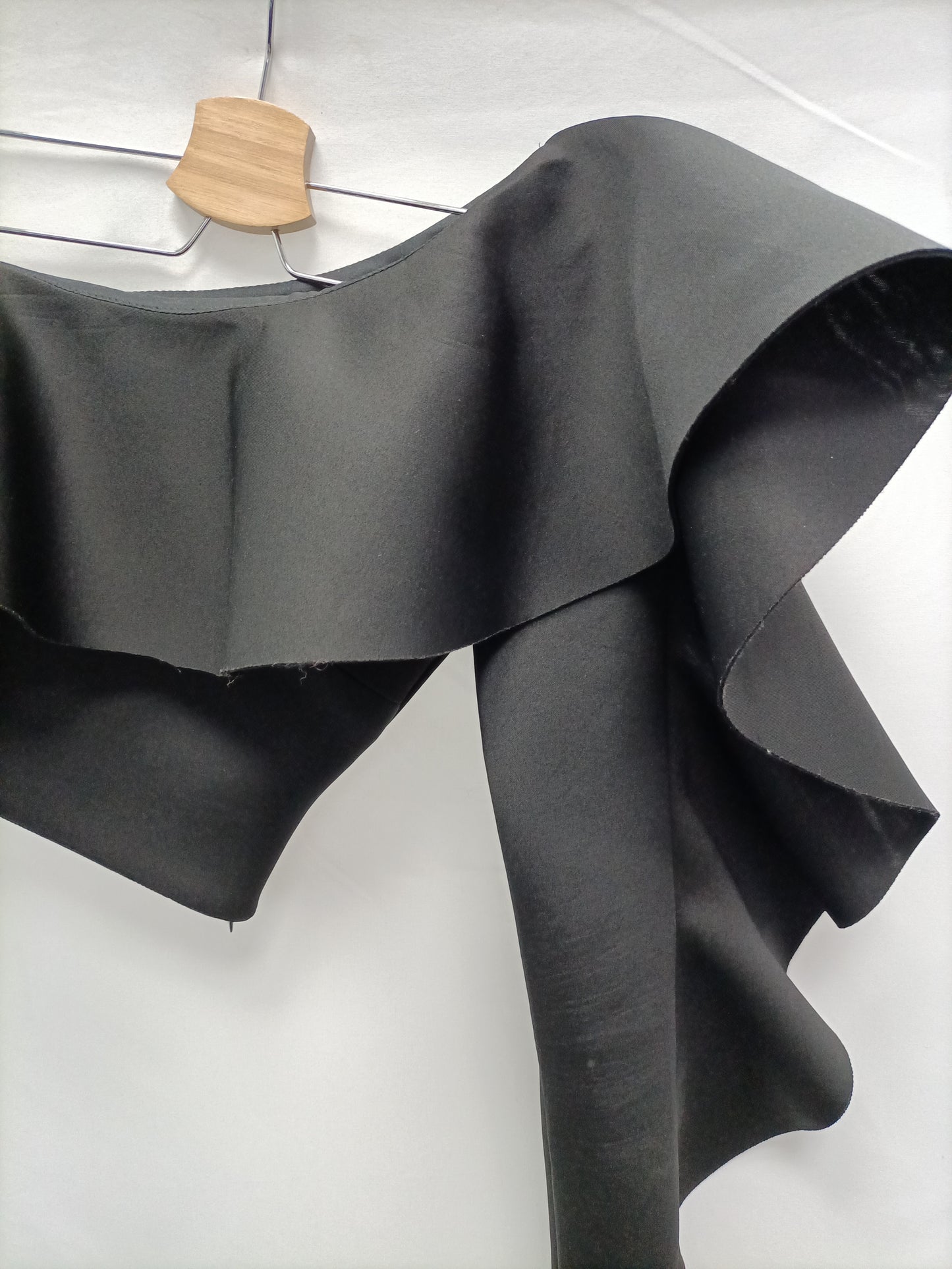 TRUE VIOLET. Top negro asimétrico T.m/l