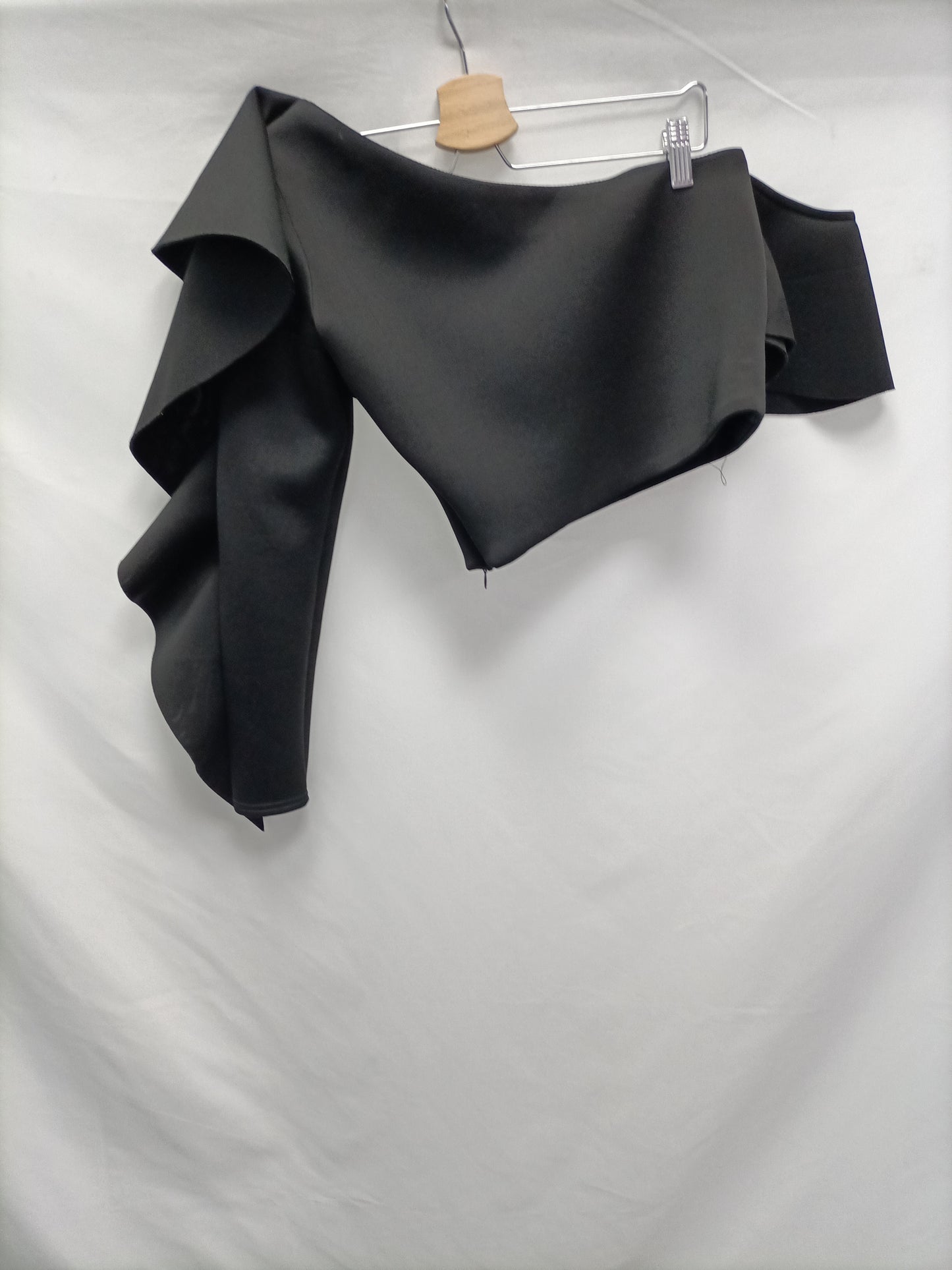 TRUE VIOLET. Top negro asimétrico T.m/l