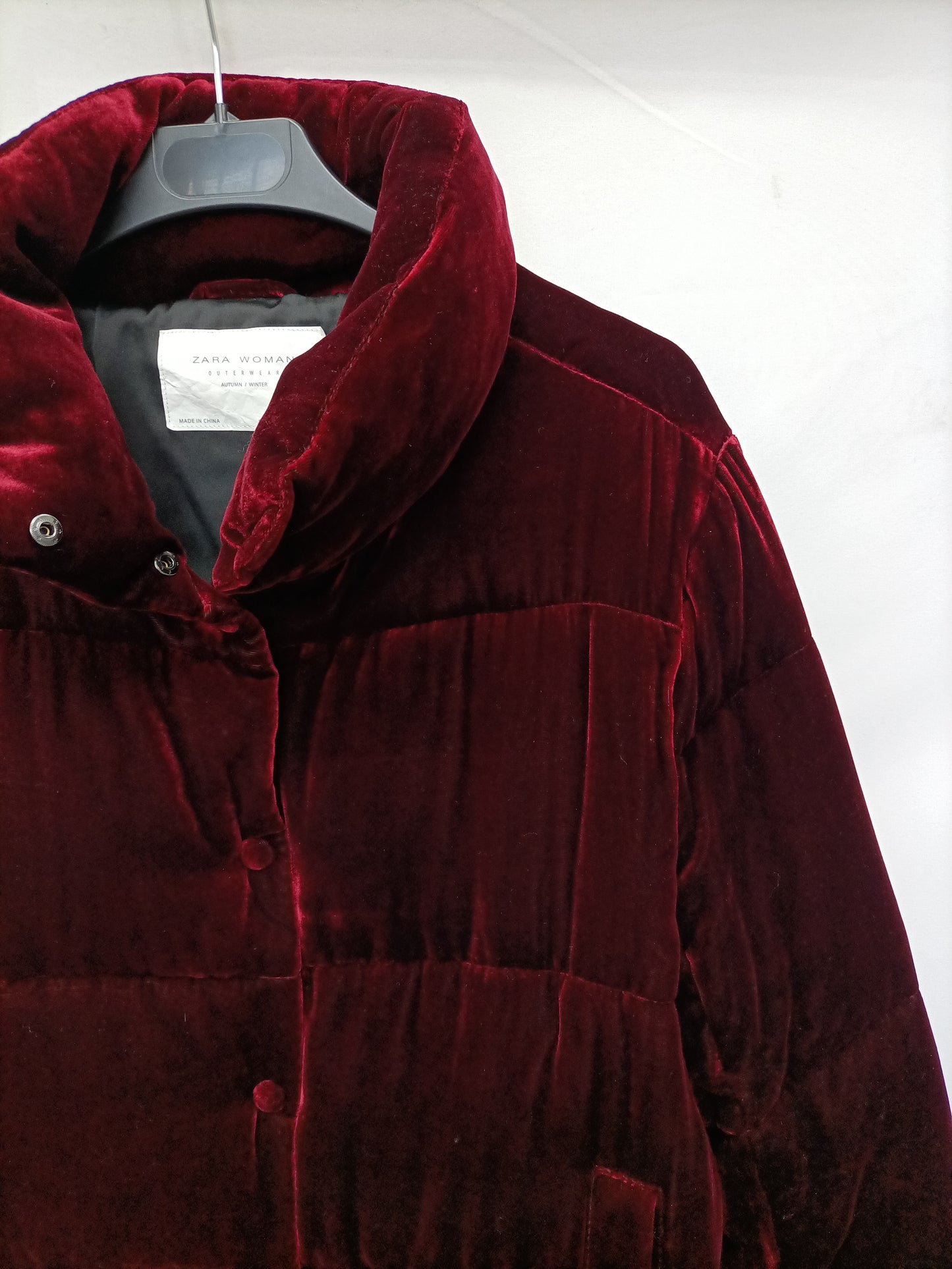 ZARA. Plumas burdeos terciopelo  T.m