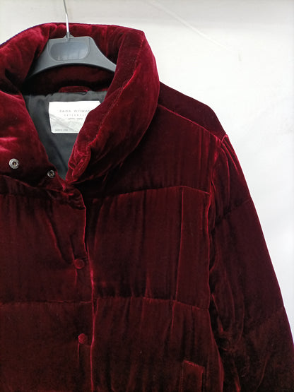 ZARA. Plumas burdeos terciopelo  T.m