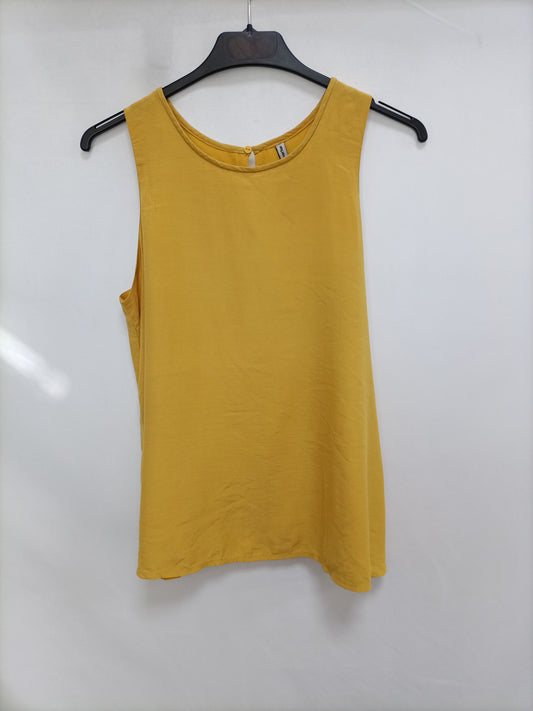 STRADIVARIUS. Blusa amarilla T.m