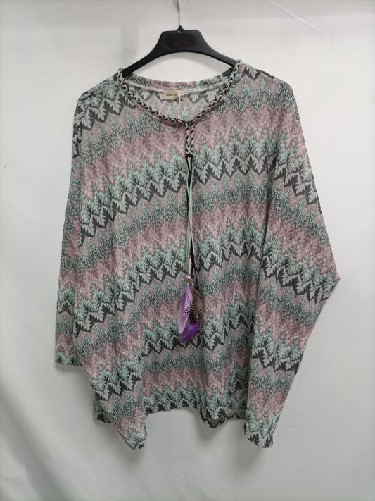 TEIRA YABAR. Flowy lace blouse.