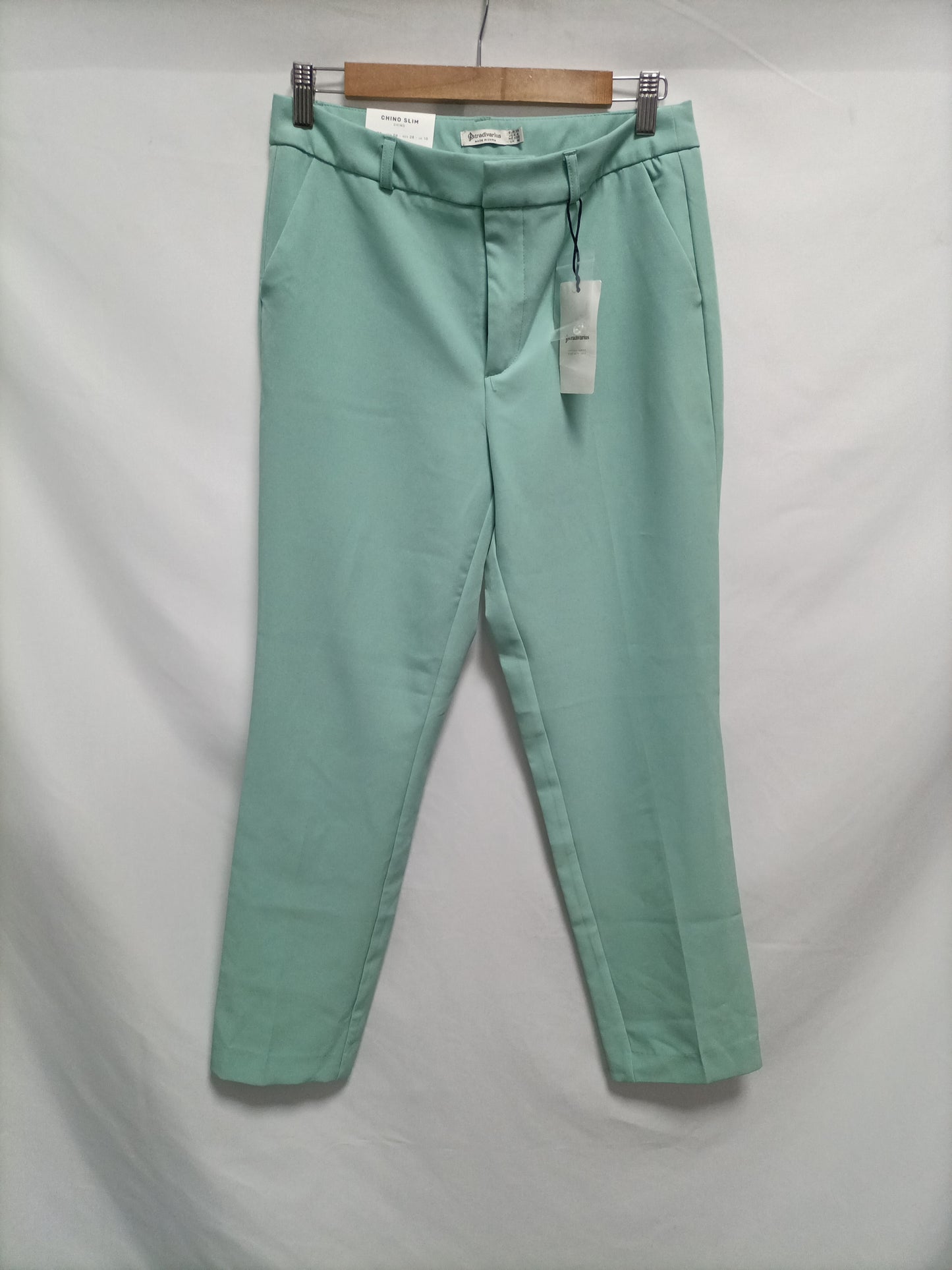 STRADIVARIUS. Pantalón chino verde agua T.38