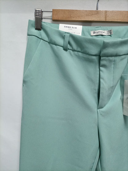 STRADIVARIUS. Pantalón chino verde agua T.38