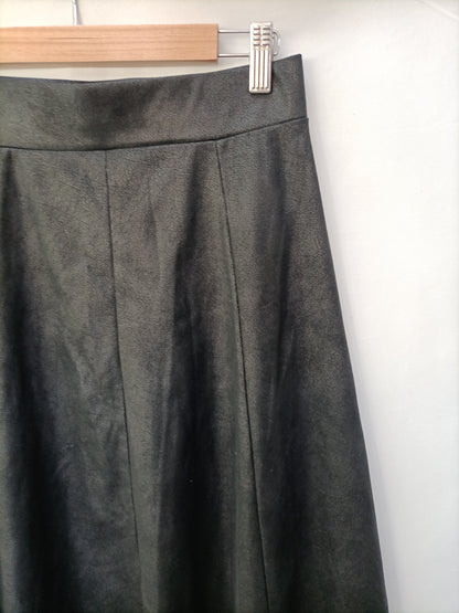 PULL&amp;BEAR. Black midi skirt Tm