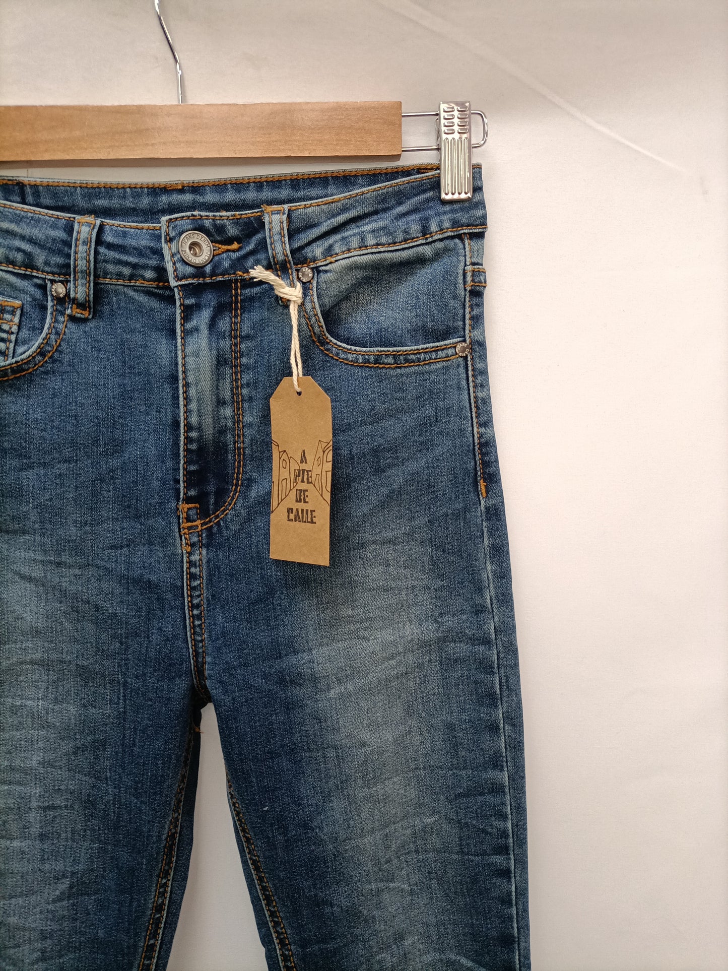 A PIE DE CALLE .Pantalones denin ajustado T.m