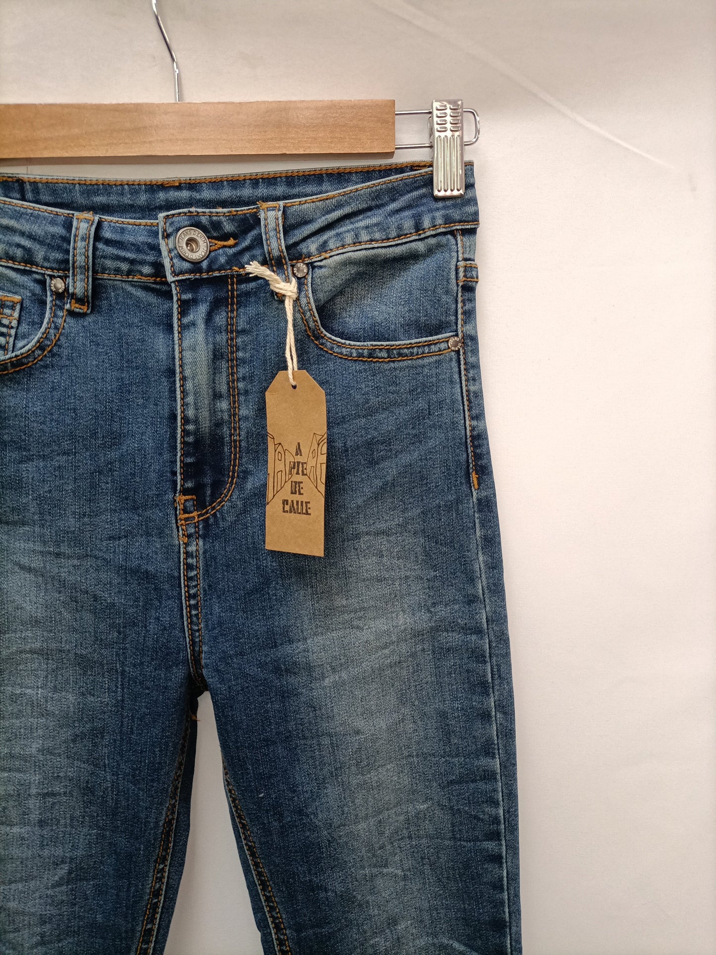 A PIE DE CALLE .Pantalones denin ajustado T.s