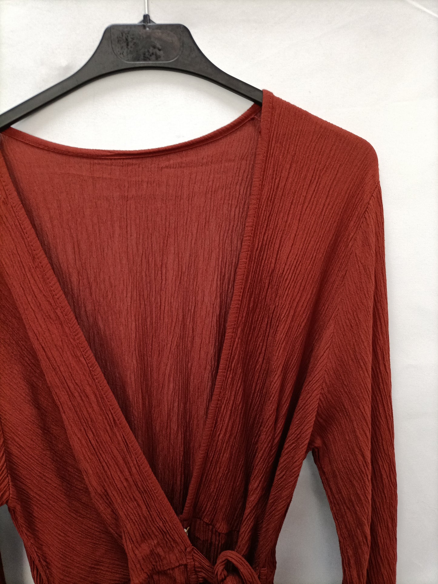 A PIE DE CALLE . Vestido cruzado teja T.u (m)