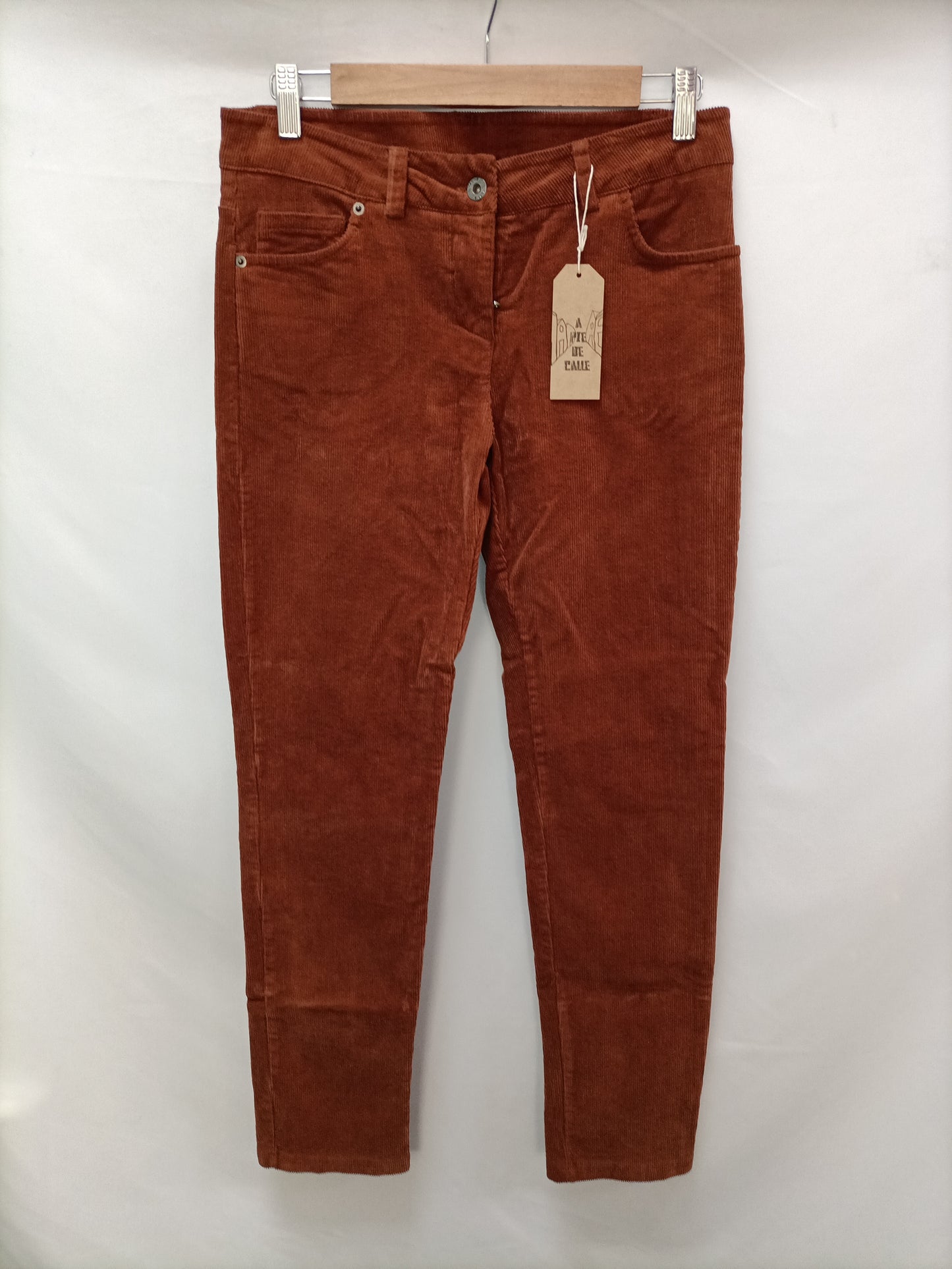 A PIE DE CALLE . Pantalón de pana teja T.m