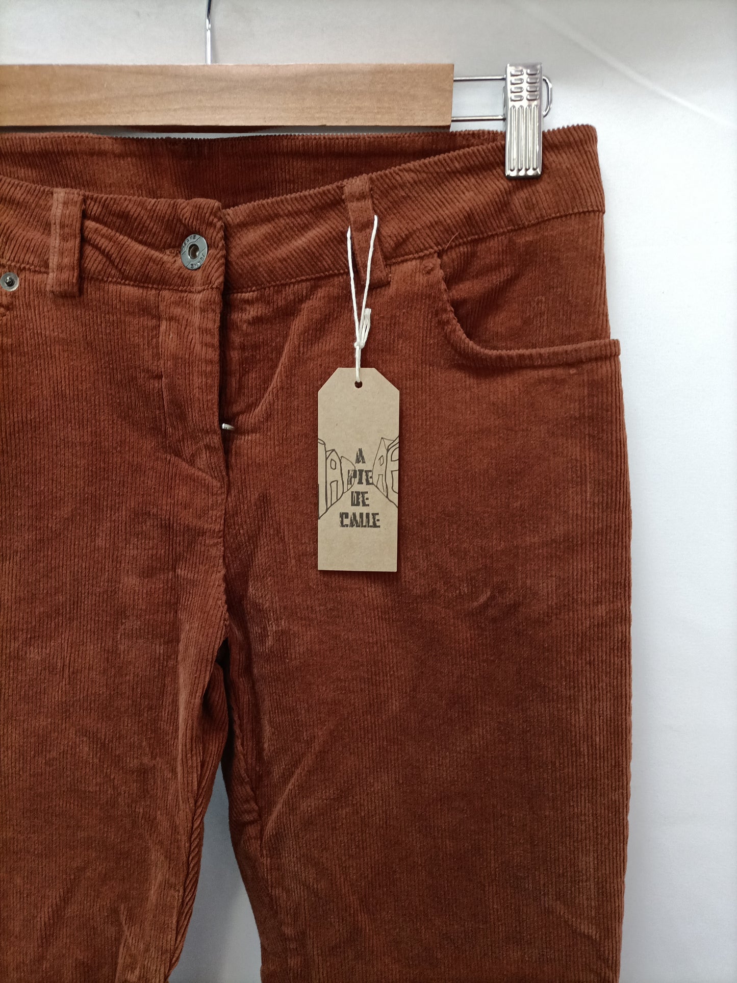 A PIE DE CALLE . Pantalón de pana teja T.m