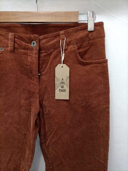 A PIE DE CALLE . Pantalón de pana teja T.m