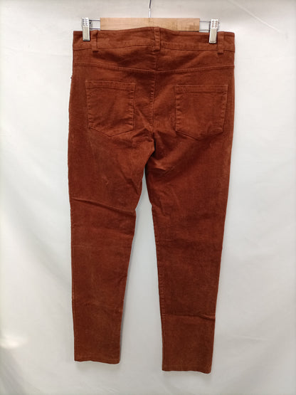 A PIE DE CALLE . Pantalón de pana teja T.m