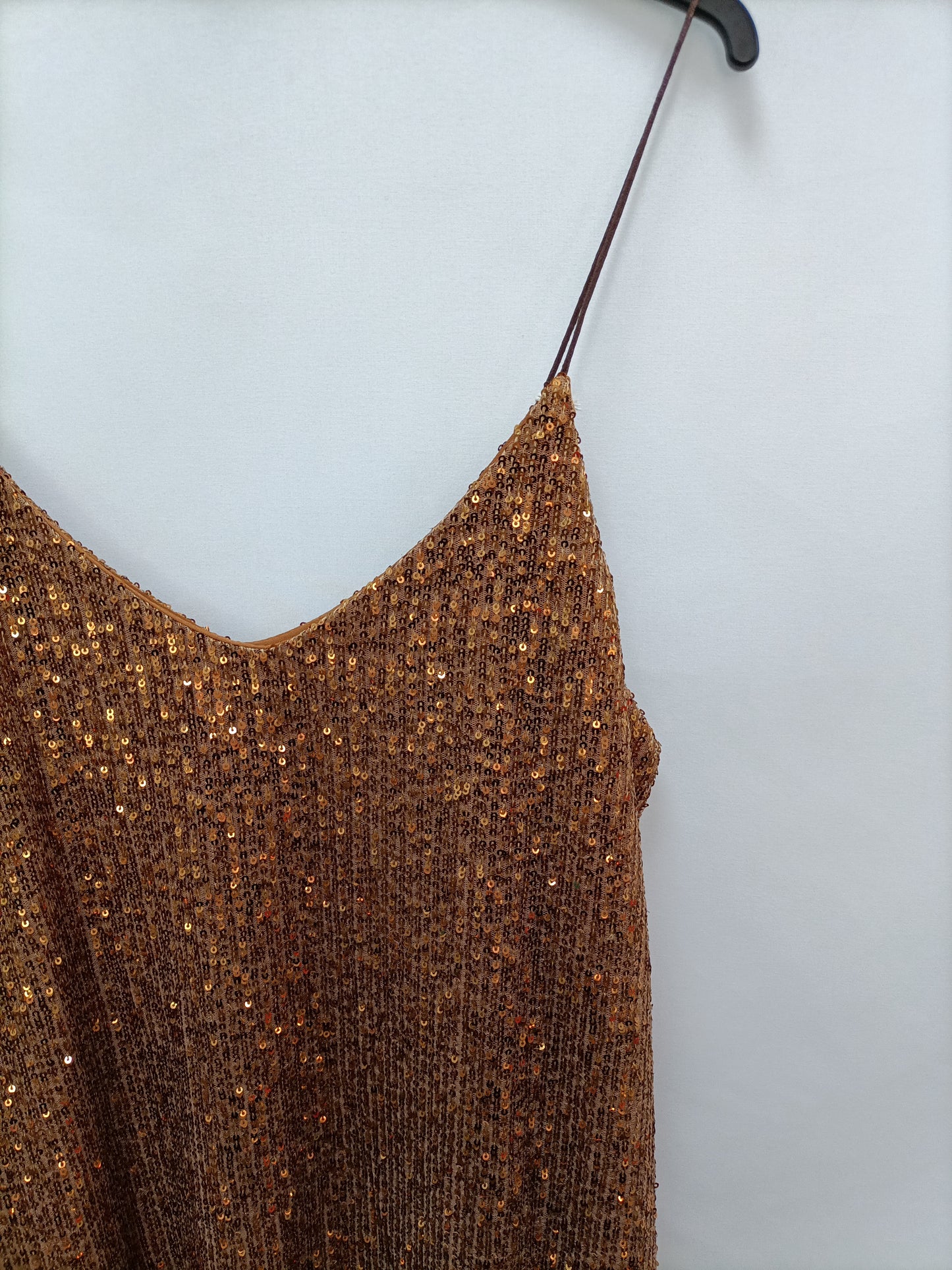 A PIE DE CALLE . Vestidor corto lentejuelas ocre T.u (m)