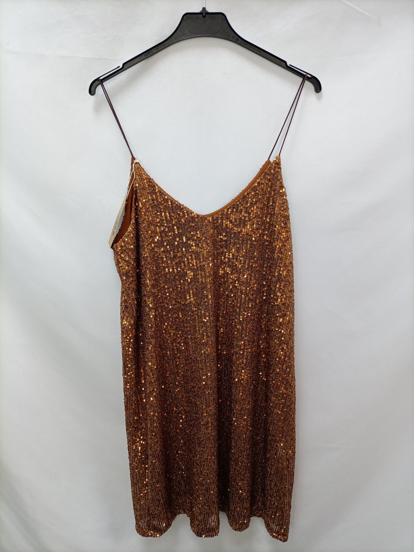 A PIE DE CALLE . Vestidor corto lentejuelas ocre T.u (m)