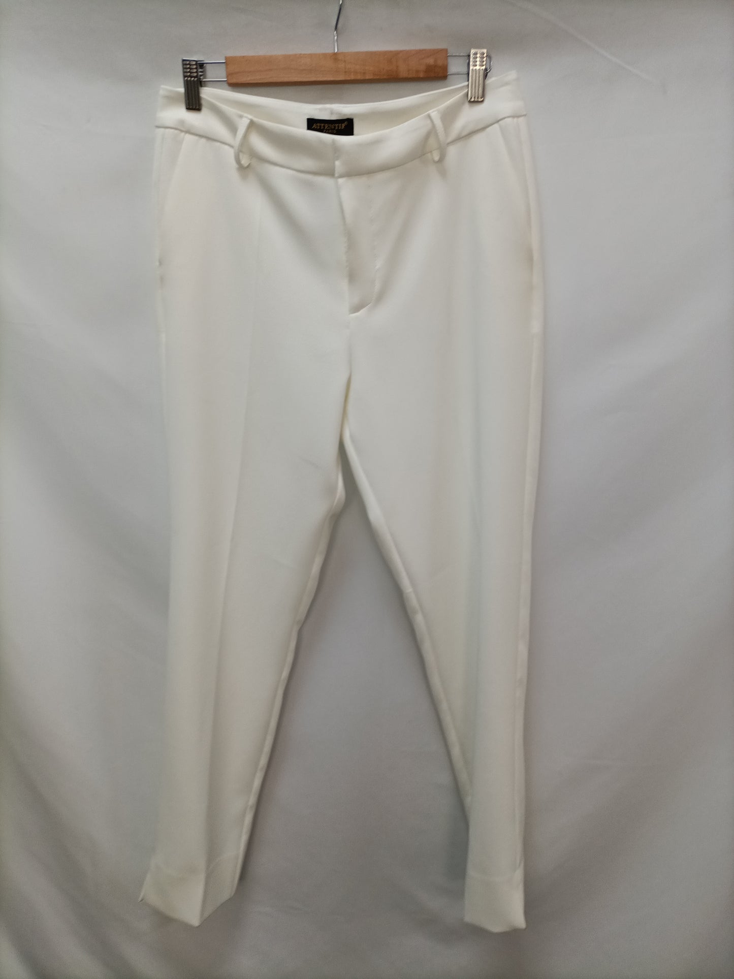 A PIE DE CALLE . Pantalón blanco de vestir T.40