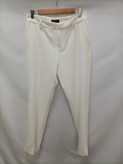 A PIE DE CALLE . Pantalón blanco de vestir T.40