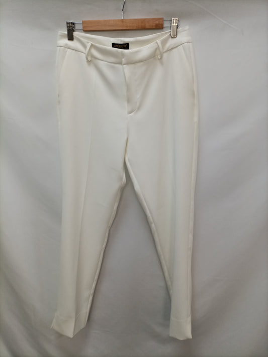 A PIE DE CALLE . Pantalón blanco de vestir T.40