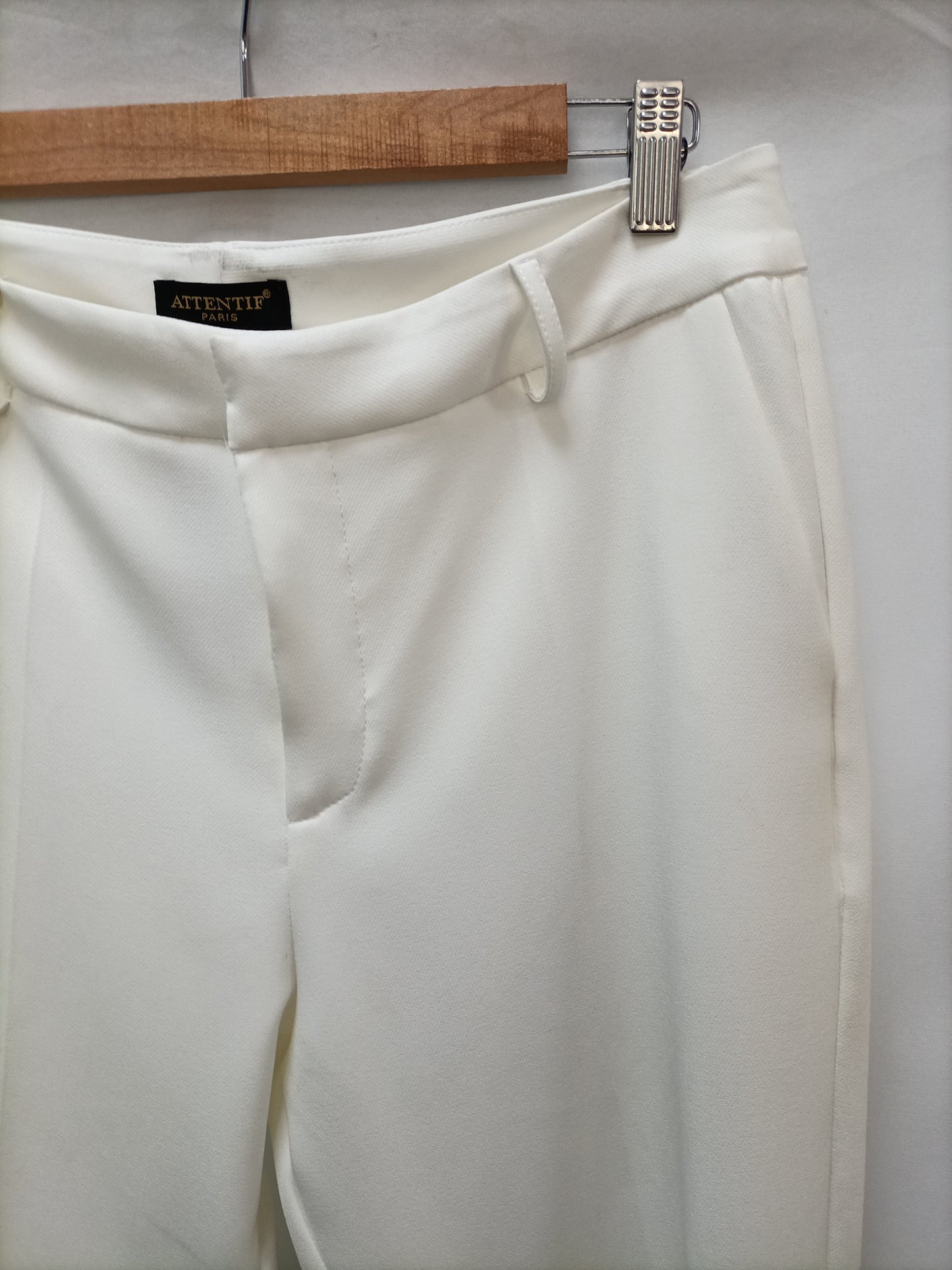 A PIE DE CALLE . Pantalón blanco de vestir T.40