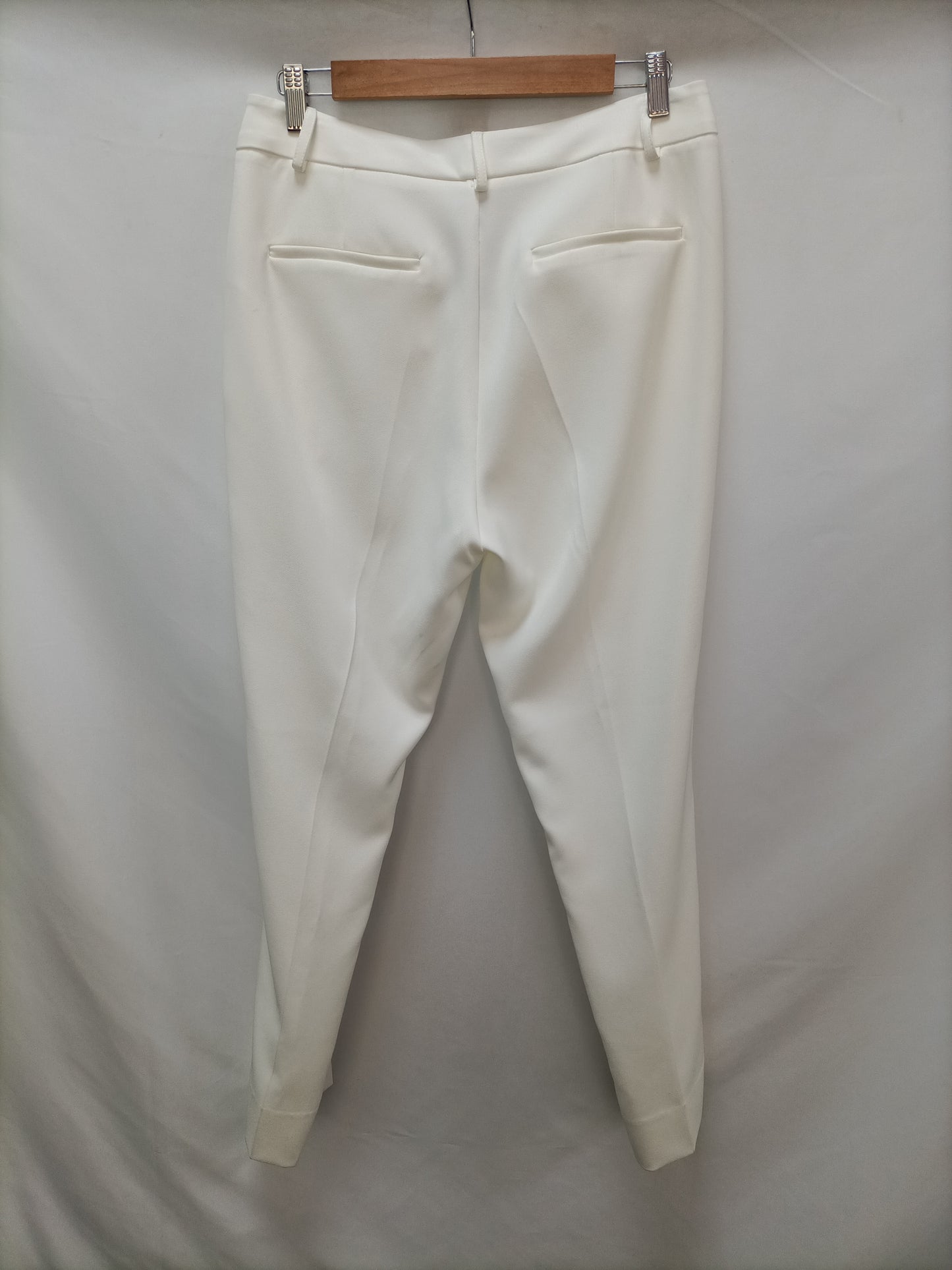 A PIE DE CALLE . Pantalón blanco de vestir T.40