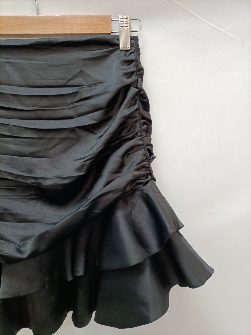 A PIE DE CALLE . Falda negra volante T.s/m