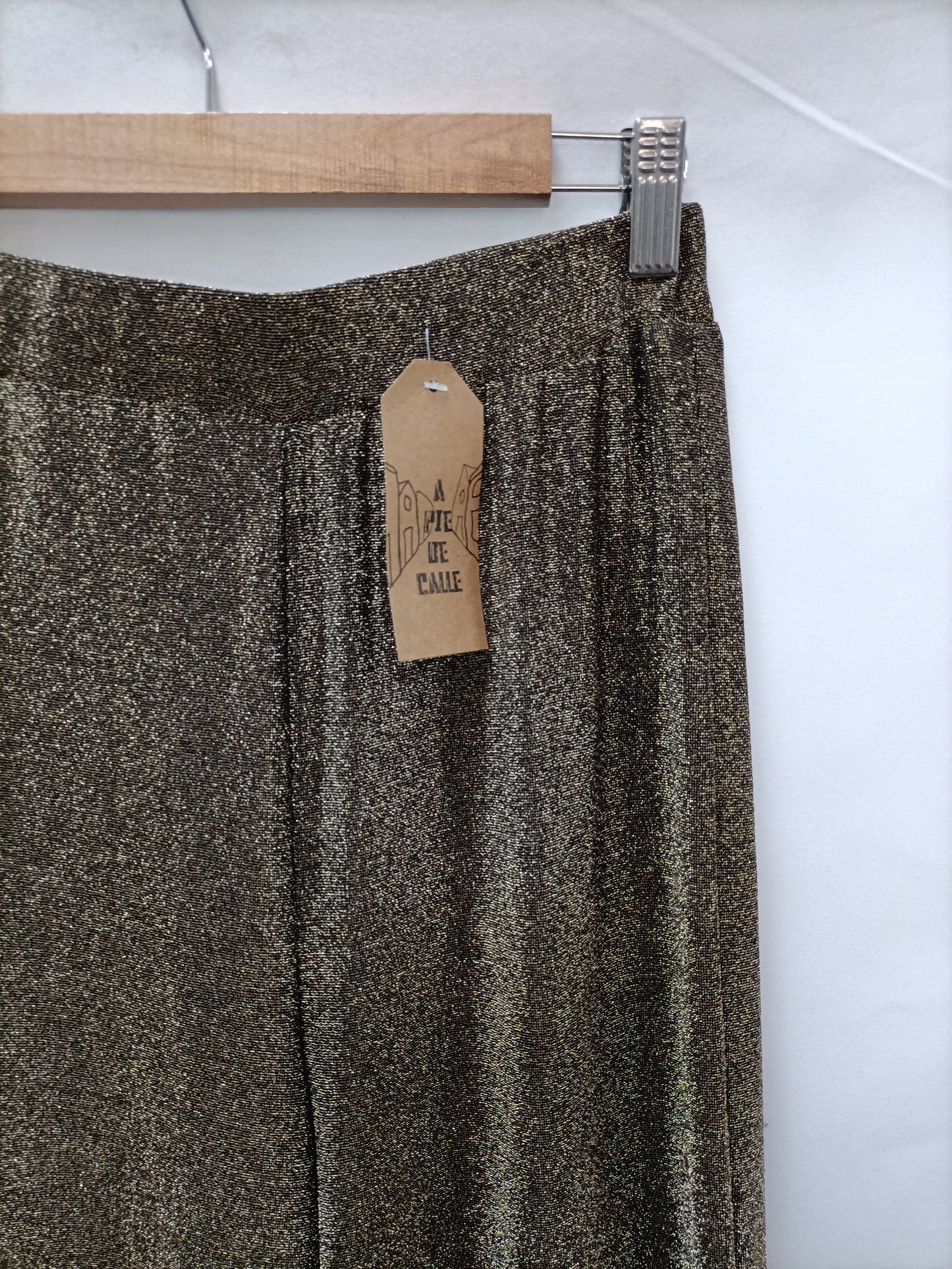 A PIE DE CALLE . Pantalón palazzo dorado T.m/l