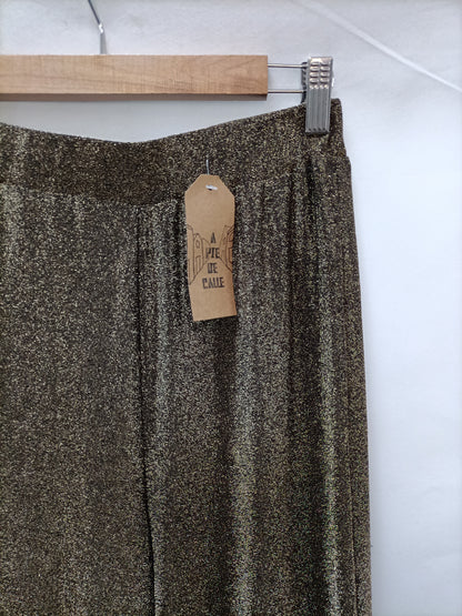 A PIE DE CALLE . Pantalón palazzo dorado T.m/l
