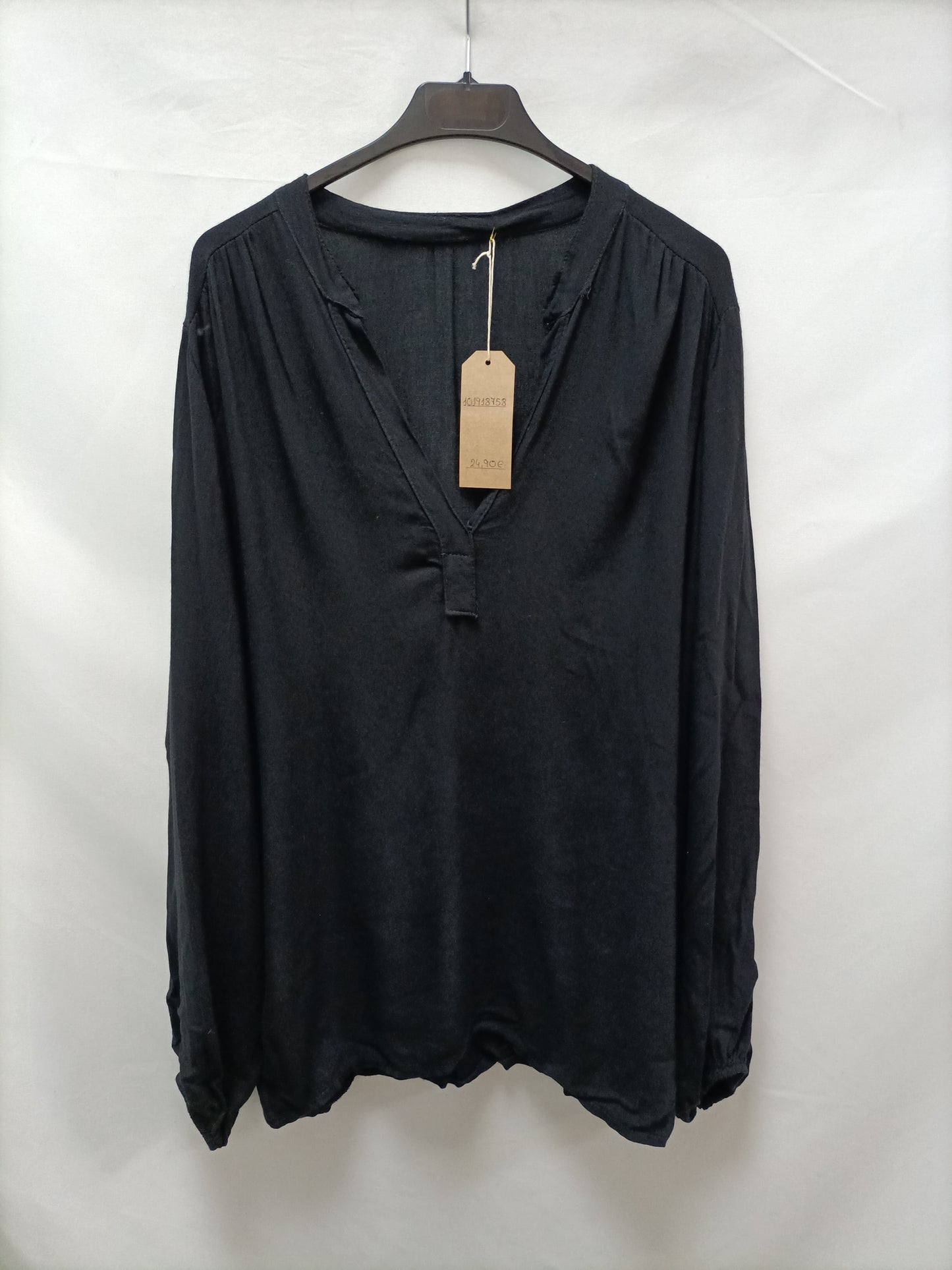 A PIE DE CALLE . Blusa negra fluida  T.u (m/l)