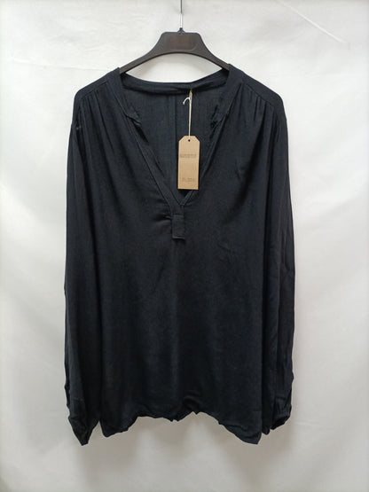 A PIE DE CALLE . Blusa negra fluida  T.u (m/l)