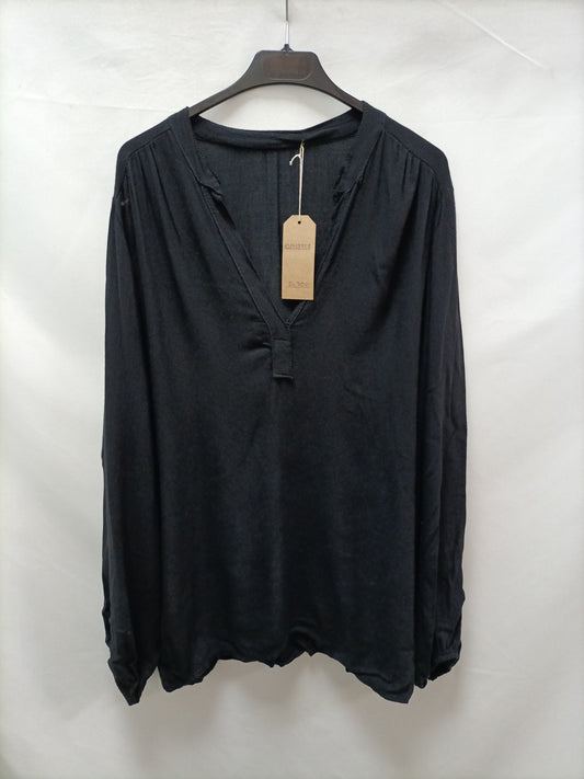A PIE DE CALLE . Blusa negra fluida  T.u (m/l)
