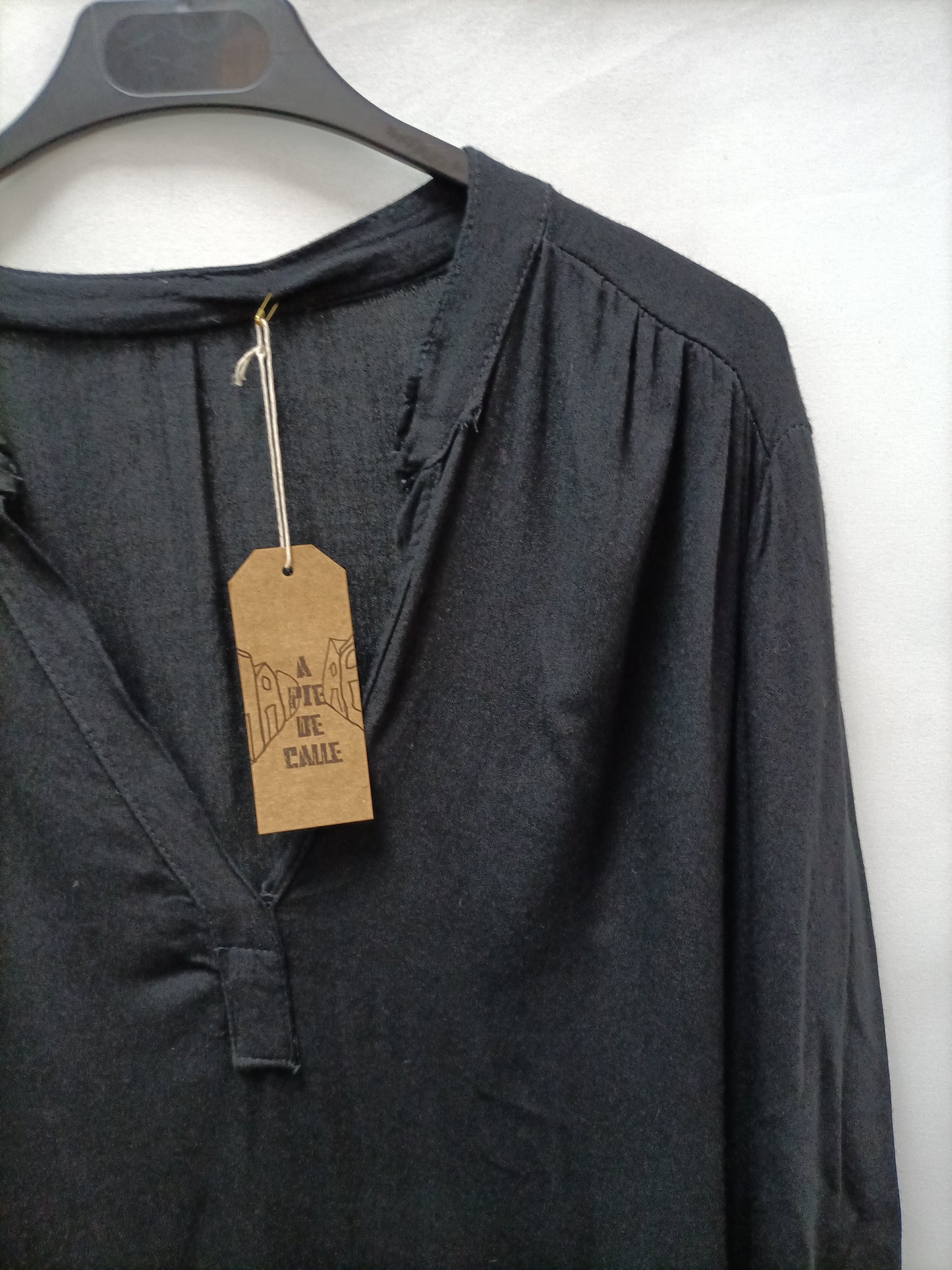 A PIE DE CALLE . Blusa negra fluida  T.u (m/l)