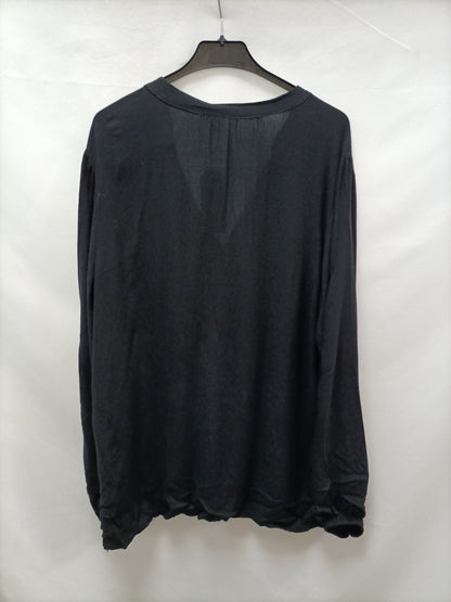 A PIE DE CALLE . Blusa negra fluida  T.u (m/l)