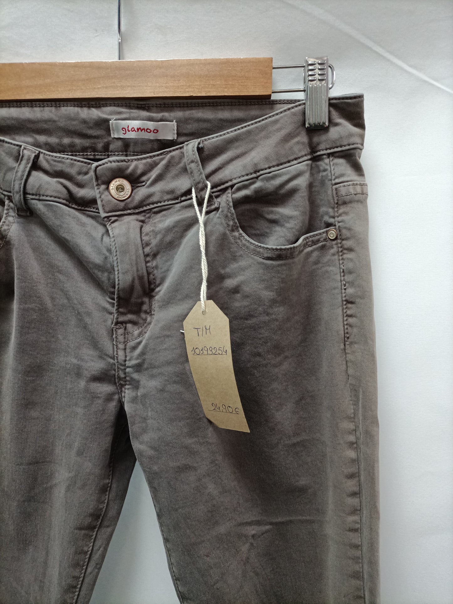 A PIE DE CALLE . Pantalón denim gris topo T.m