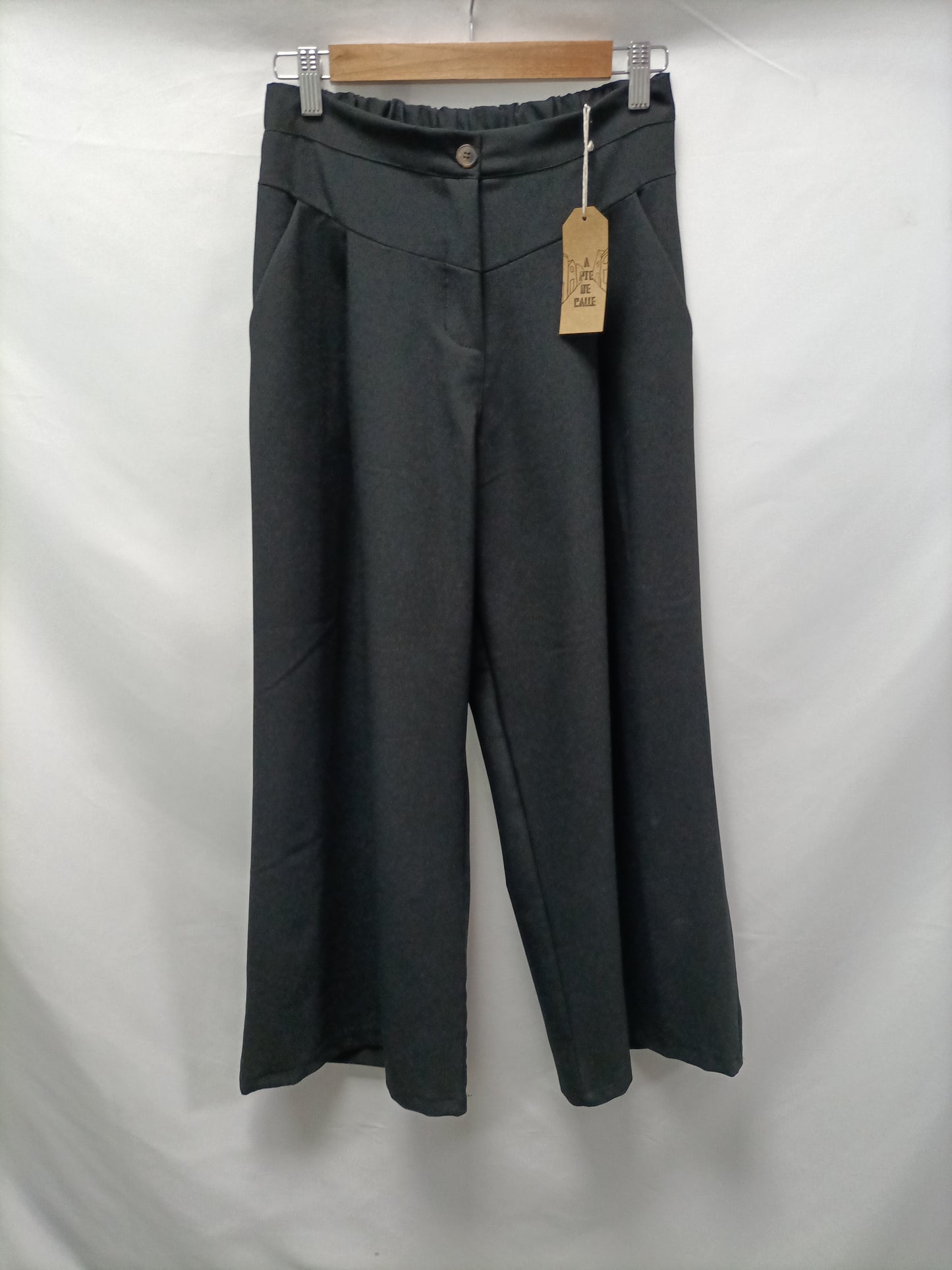 A PIE DE CALLE . Pantalón culotte negro T.s/m