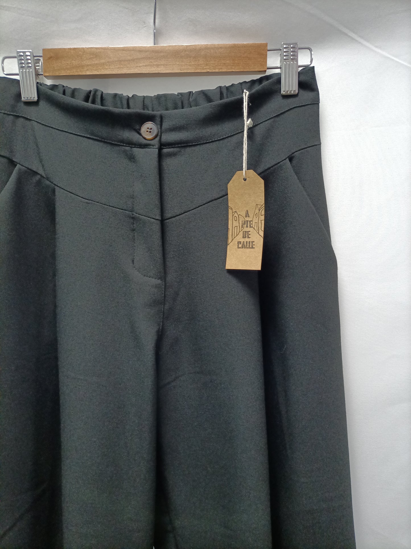 A PIE DE CALLE . Pantalón culotte negro T.s/m