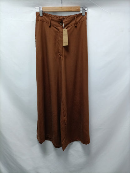 A PIE DE CALLE . Pantalón culotte marrón T.xs/s